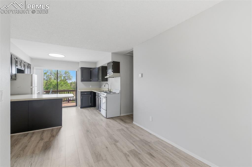 Image 8 of 32: Kitchen