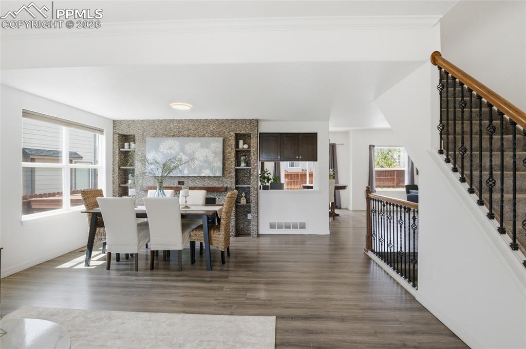 Image 10 of 49: Dining Area
