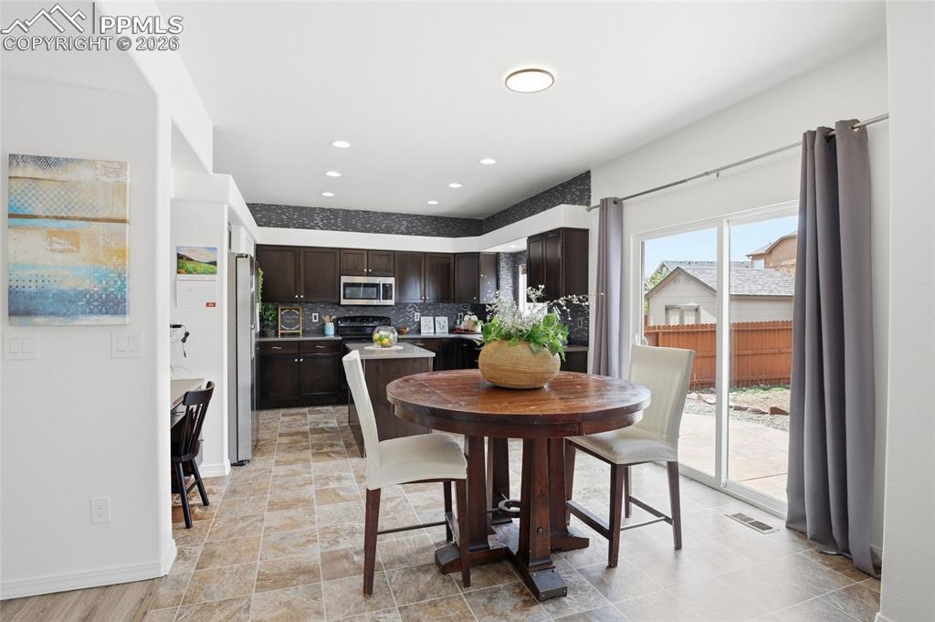 Image 18 of 49: Dining Area