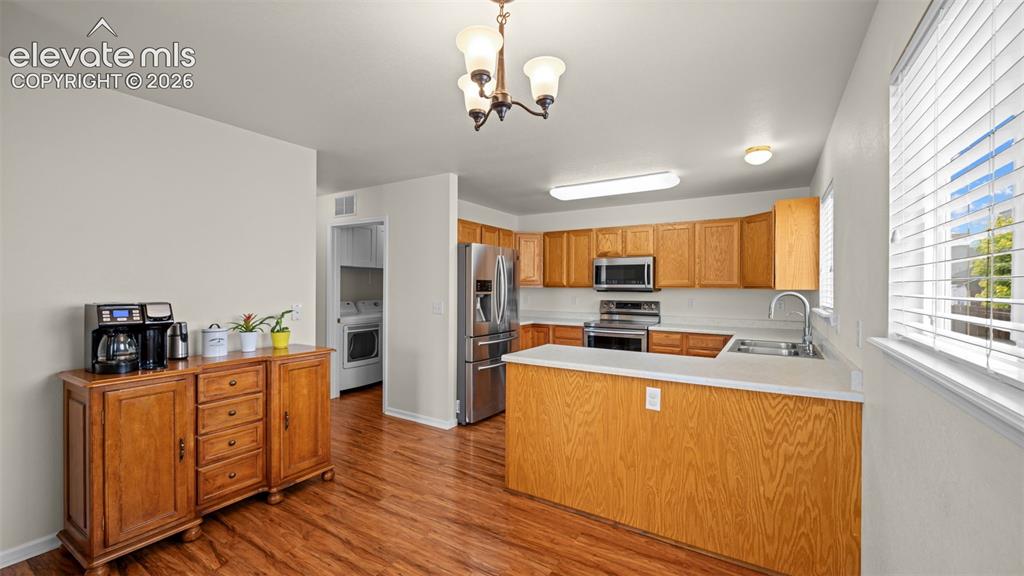 Image 19 of 42: Kitchen