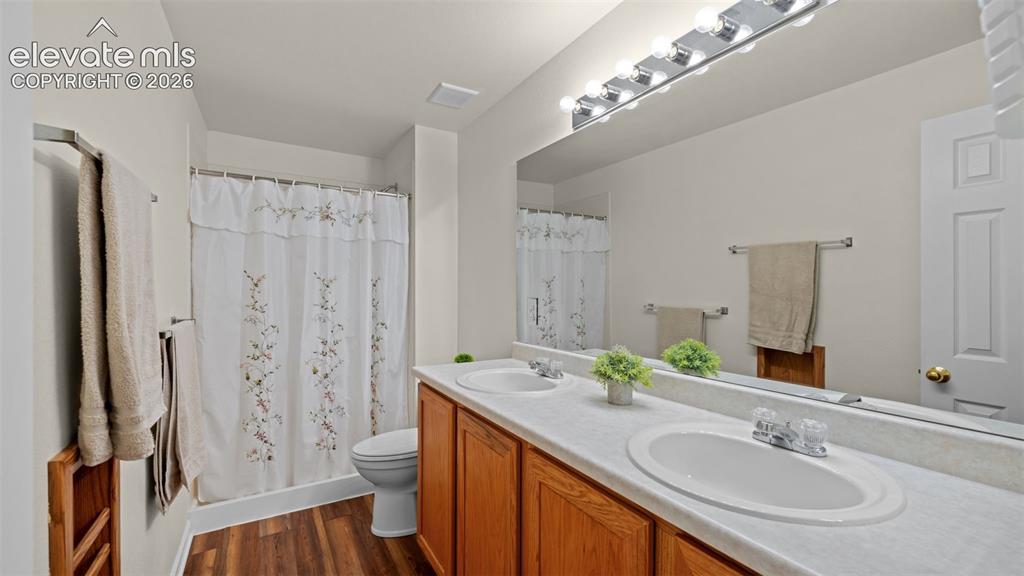 Image 29 of 42: Bathroom