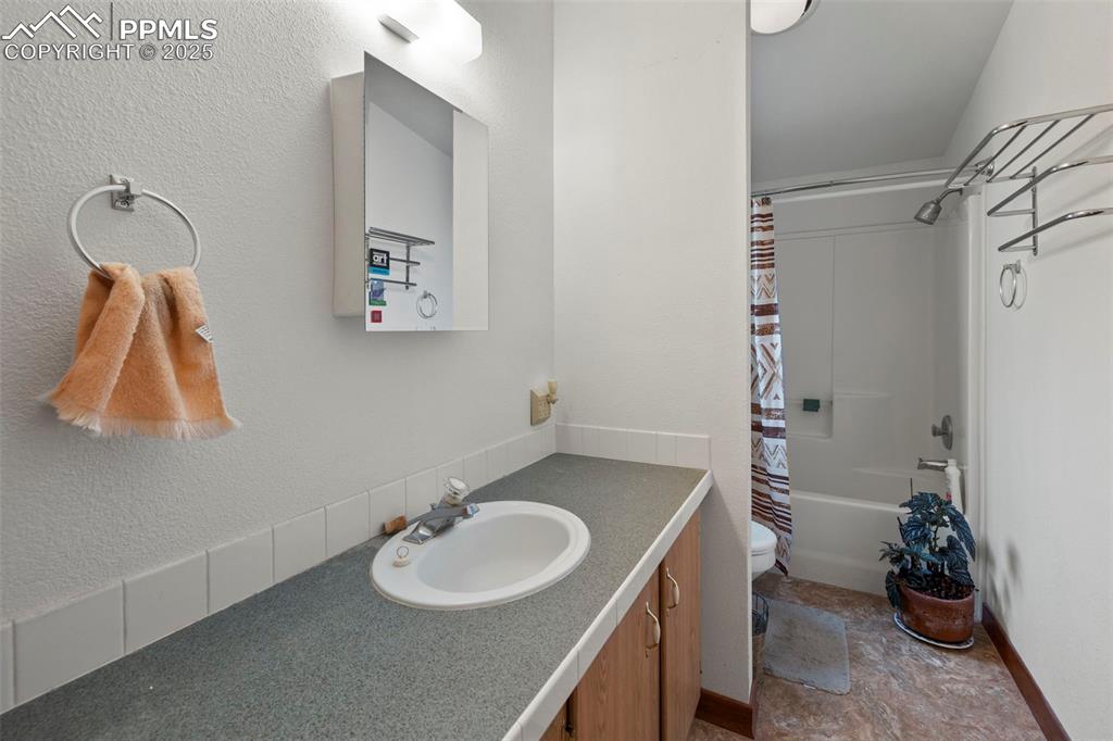 Image 12 of 21: Bathroom