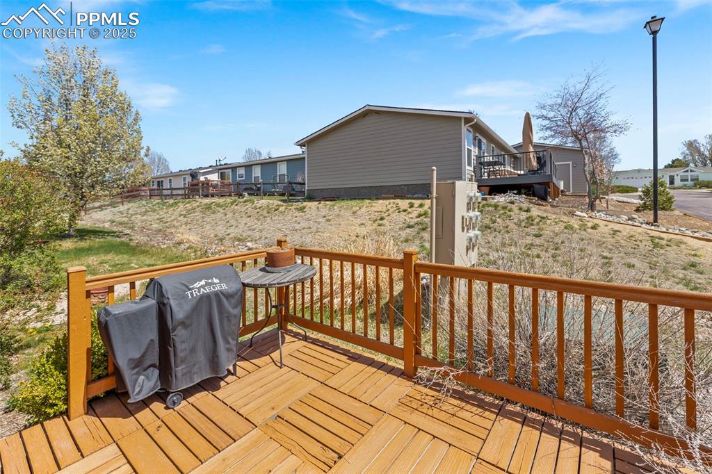 Image 21 of 21: Deck