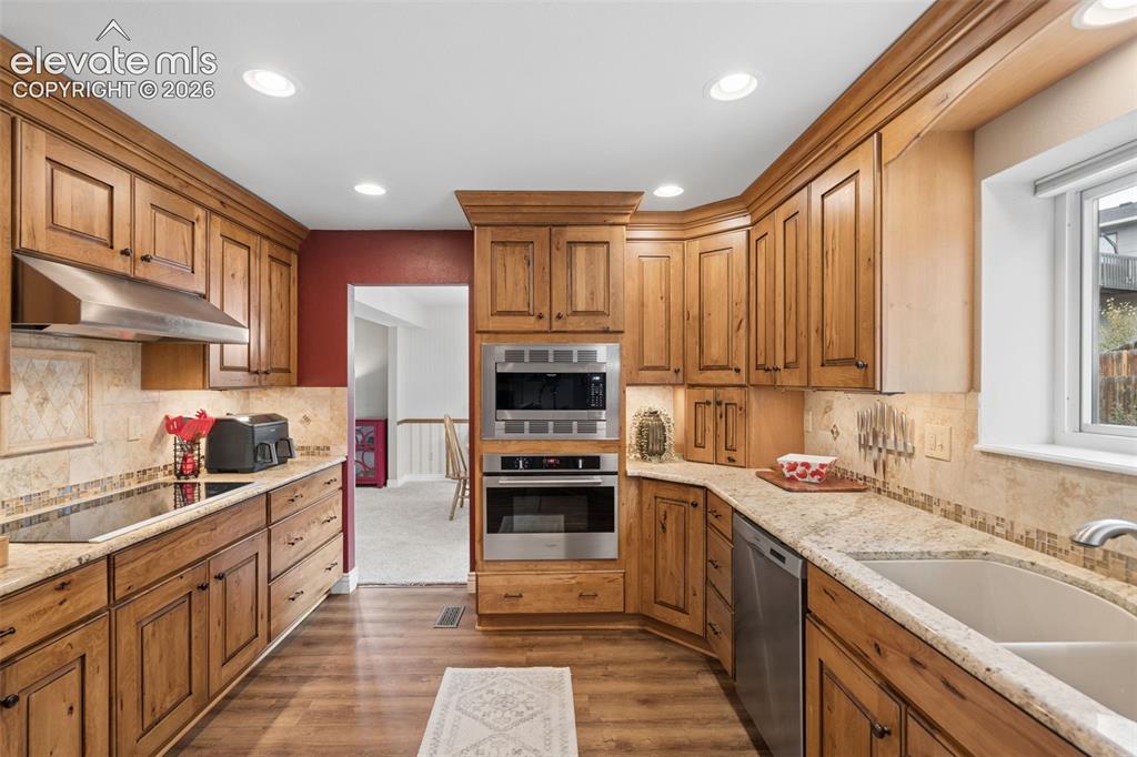 Image 13 of 47: Kitchen