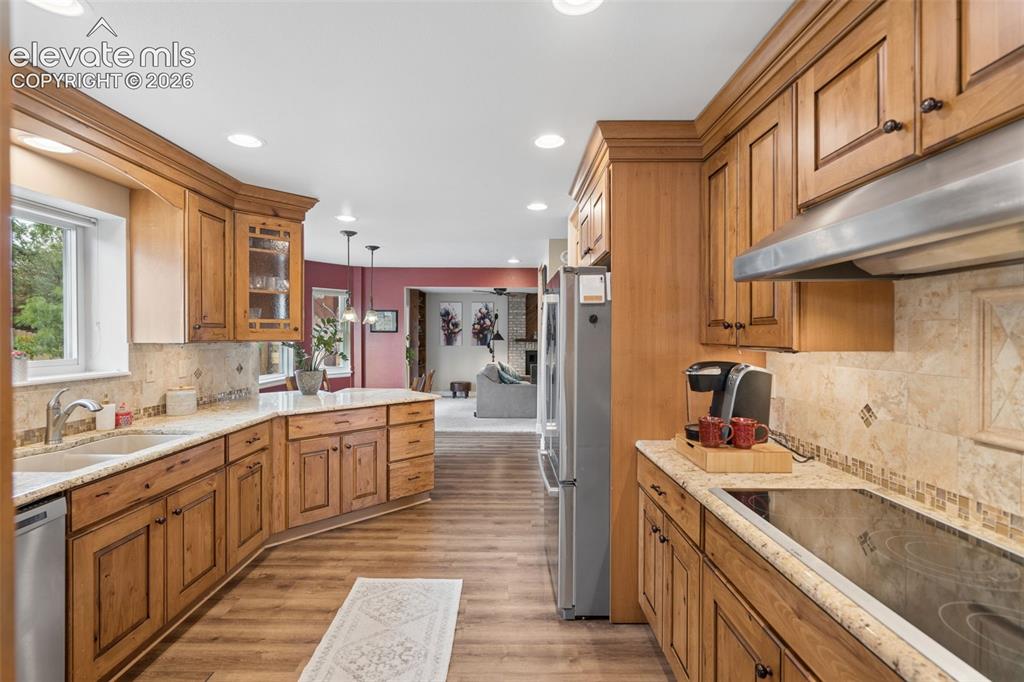 Image 14 of 47: Kitchen