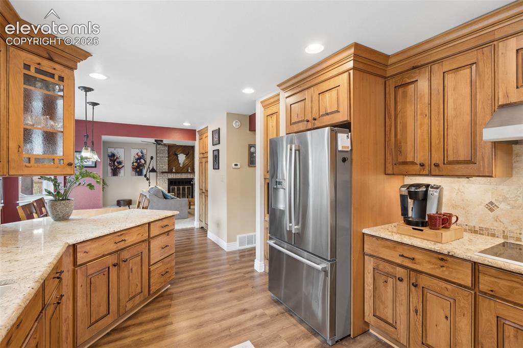 Image 15 of 47: Kitchen