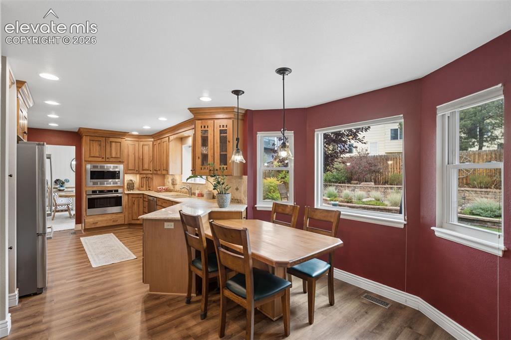 Image 16 of 47: Dining Area