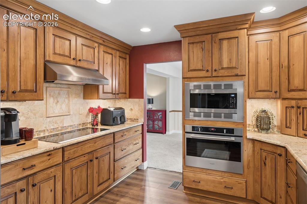 Image 4 of 47: Kitchen