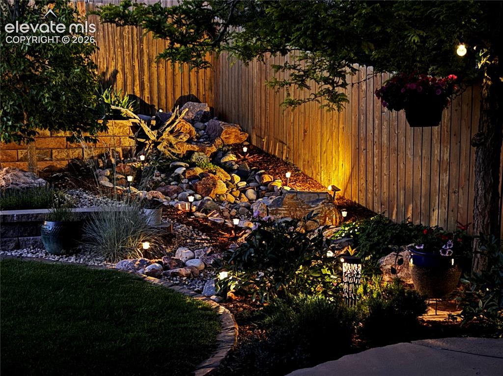 Image 46 of 47: Yard