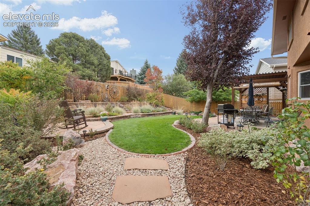 Image 7 of 47: Yard