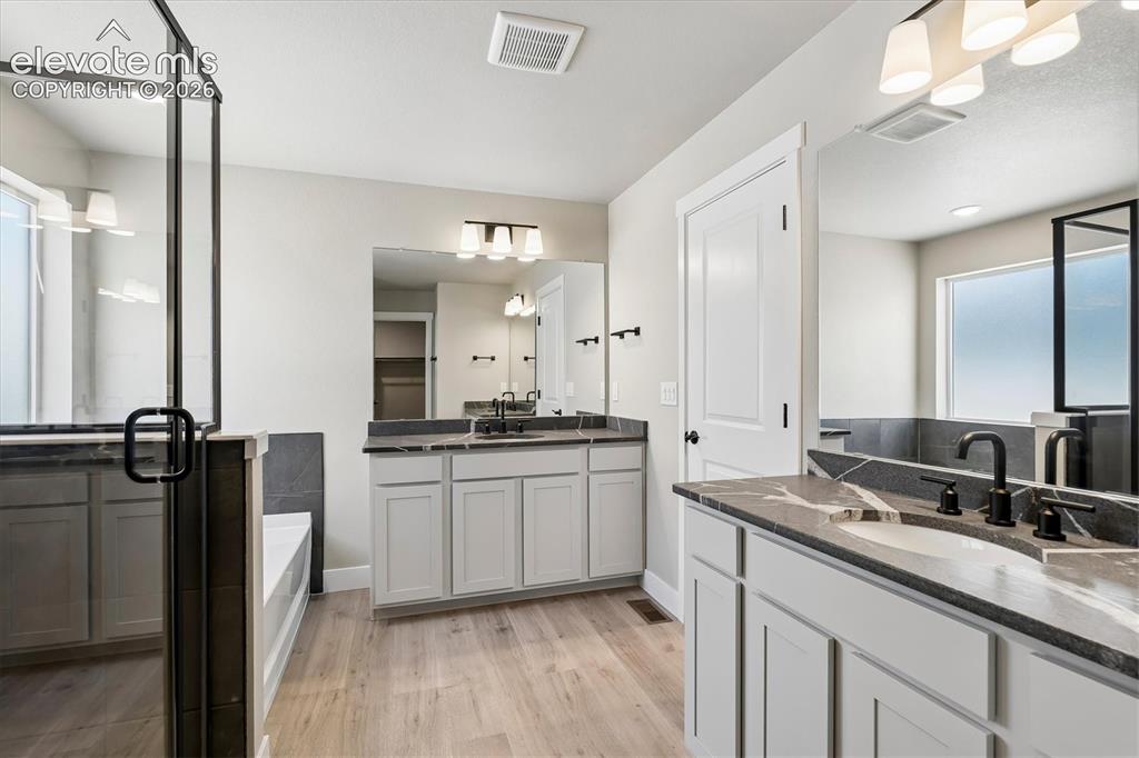 Image 14 of 27: Bathroom