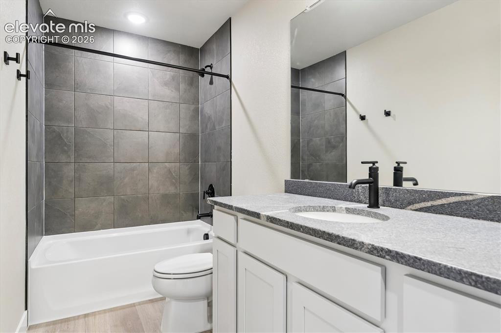 Image 20 of 27: Bathroom