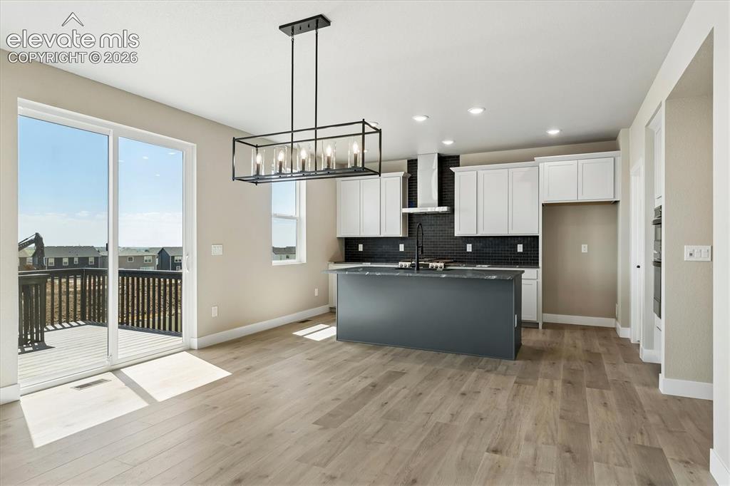 Image 7 of 27: Kitchen