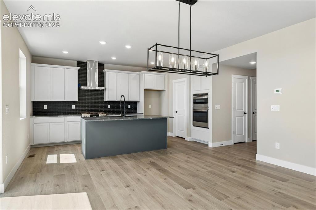 Image 8 of 27: Kitchen
