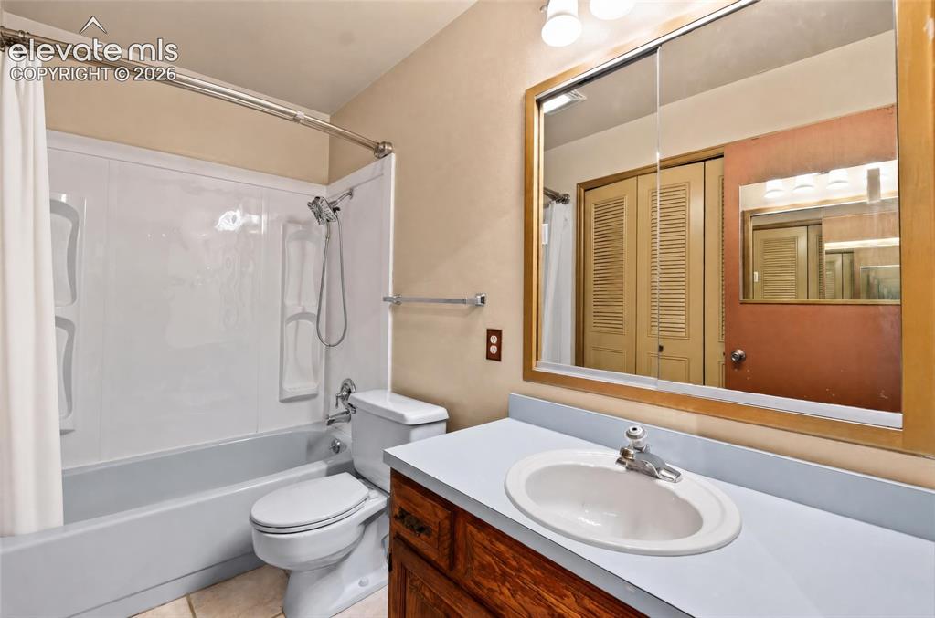 Image 16 of 27: Bathroom