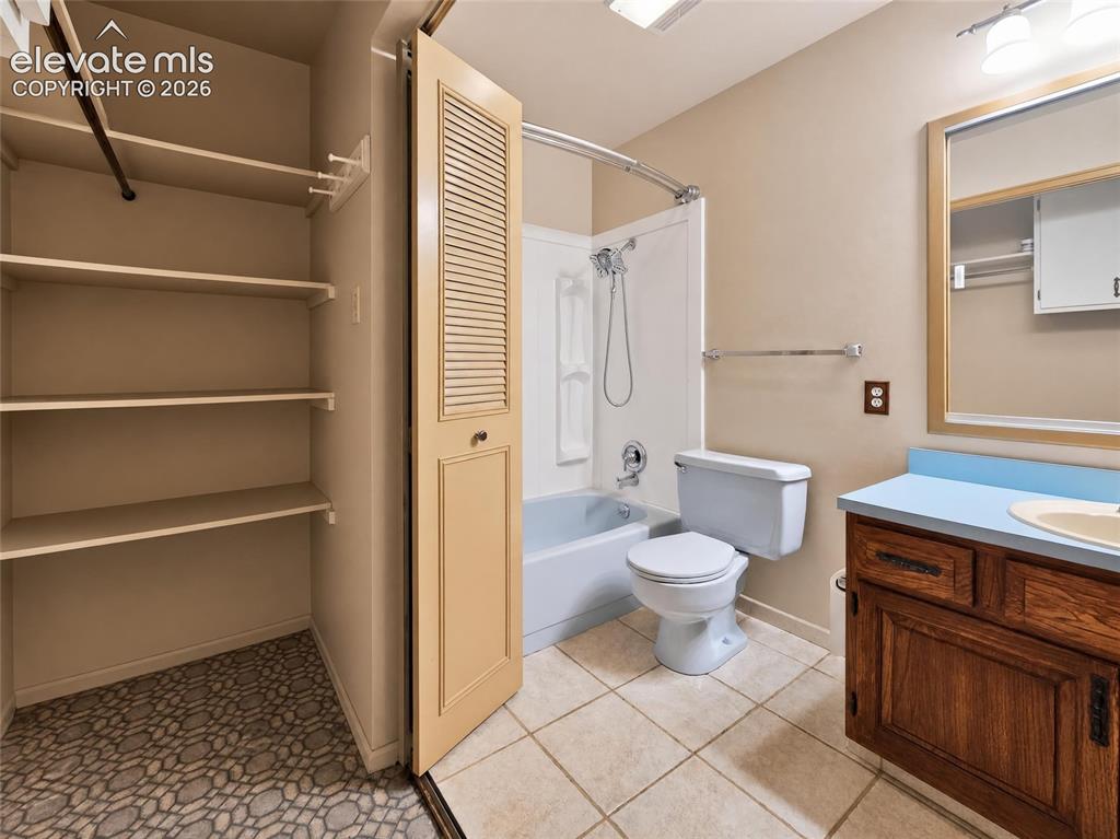 Image 17 of 27: Bathroom