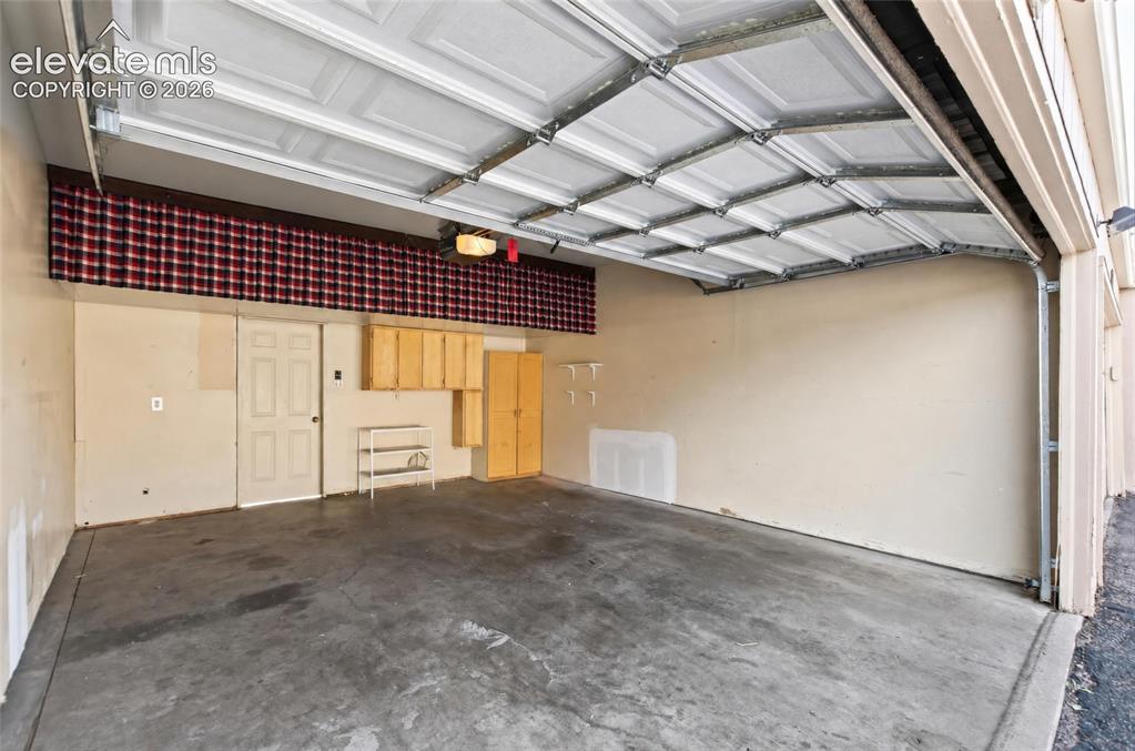 Image 20 of 27: Garage