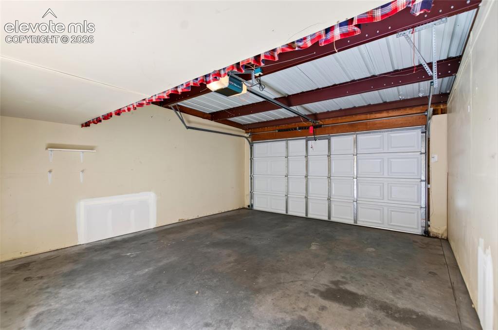 Image 21 of 27: Garage