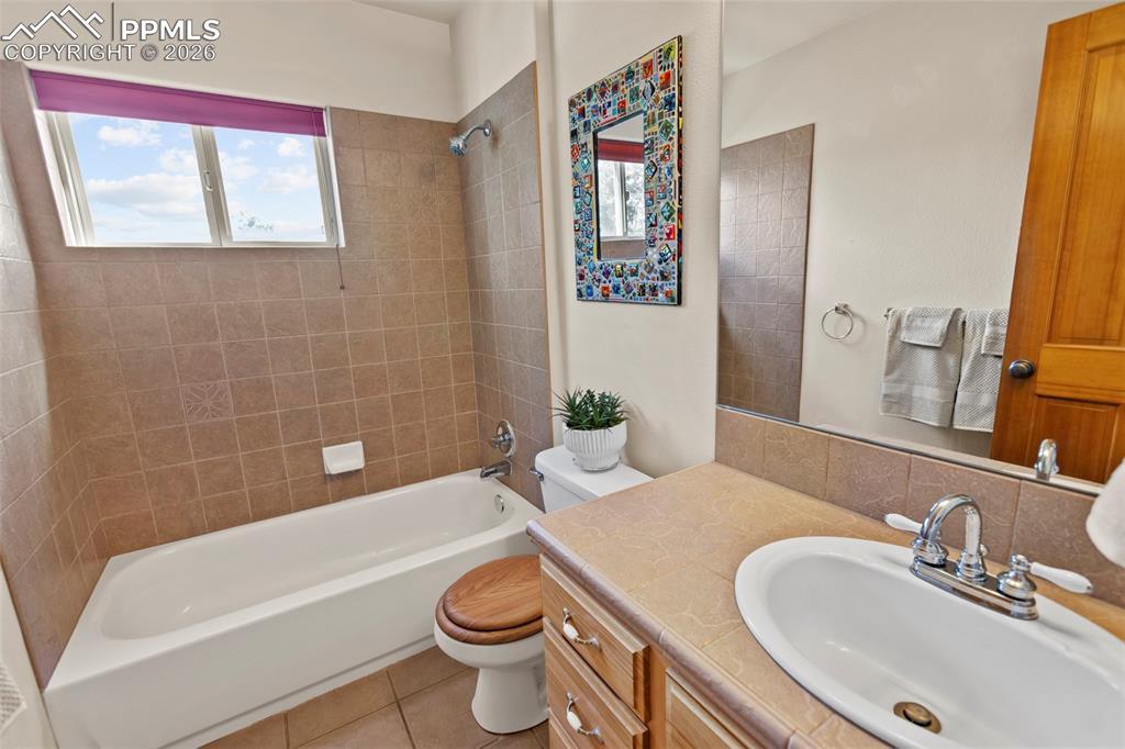 Image 10 of 35: Kitchen