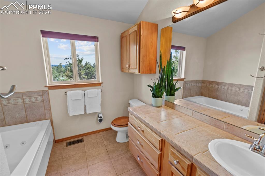 Image 17 of 35: Upper Level Master Bed