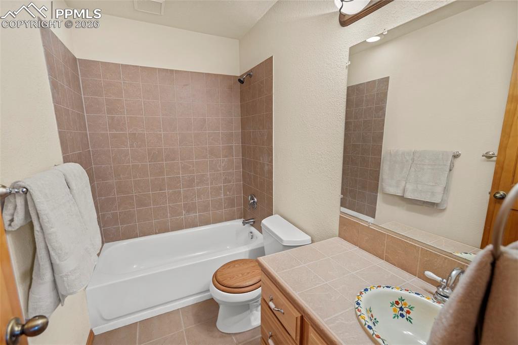 Image 22 of 35: Lower Level Wet Bar