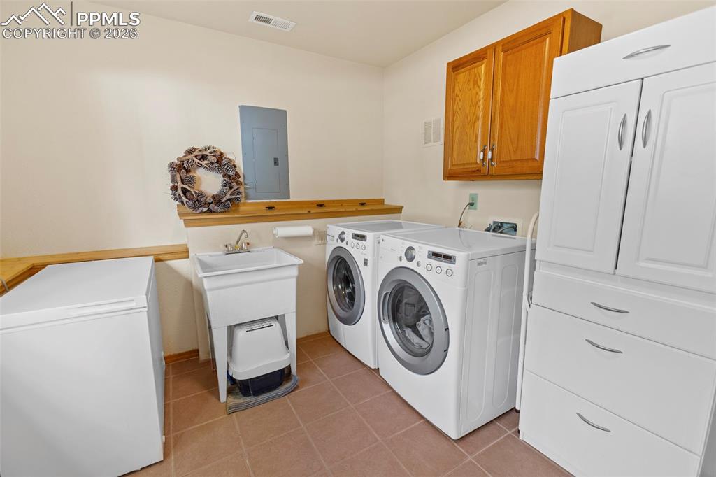 Image 23 of 35: Lower Level Bath