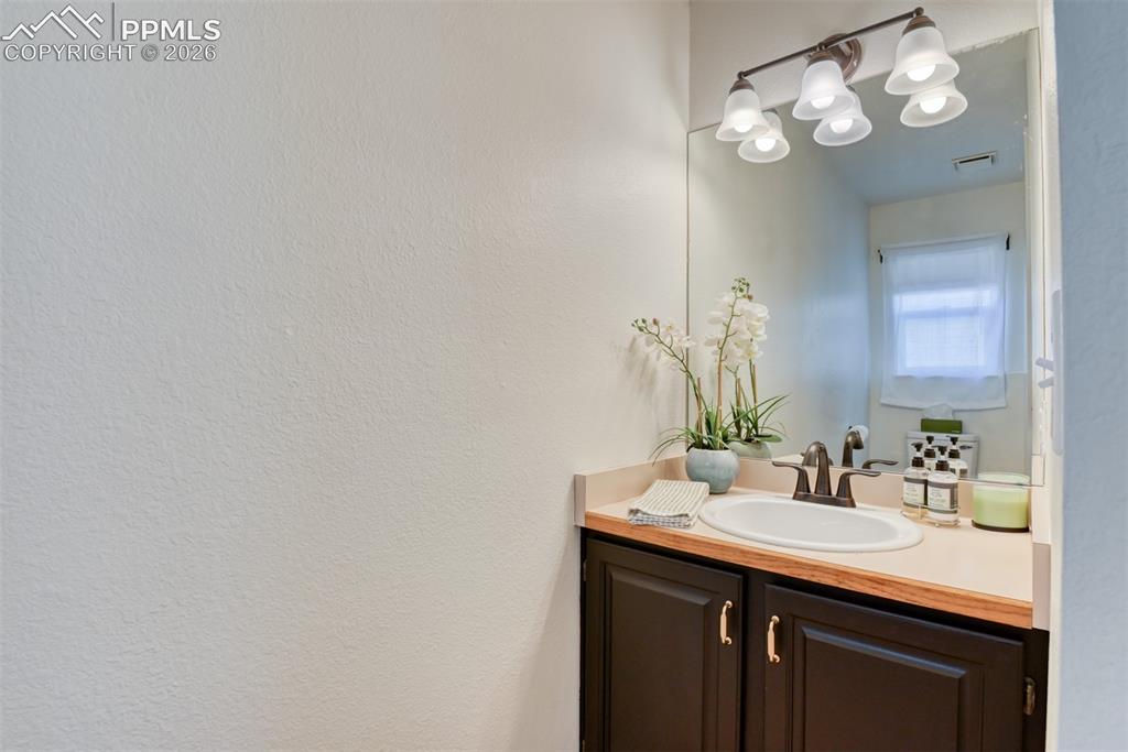 Image 17 of 49: Bathroom