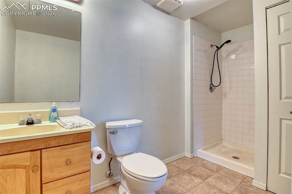 Image 35 of 49: Bathroom