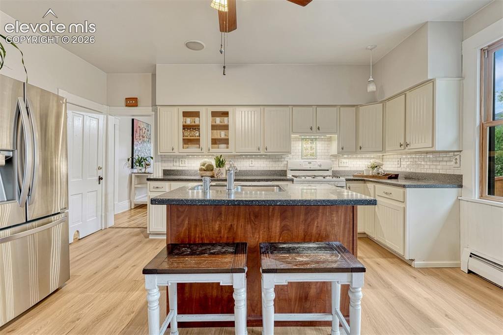 Image 14 of 50: Kitchen