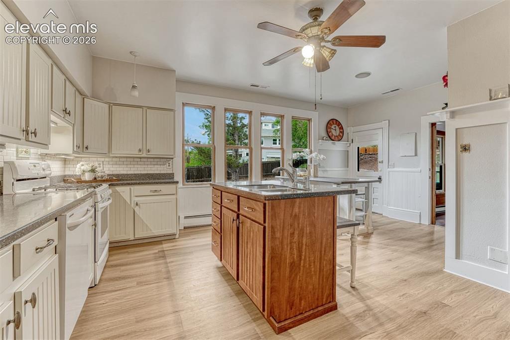 Image 15 of 50: Kitchen