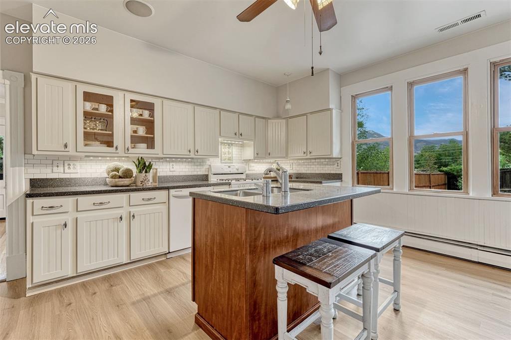 Image 16 of 50: Kitchen