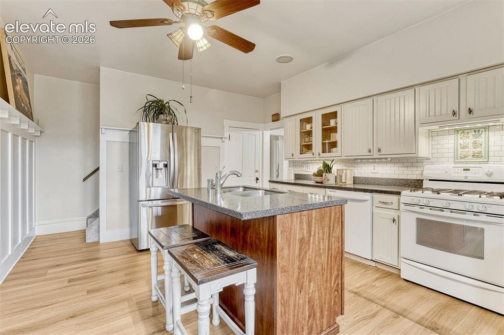 Image 17 of 50: Kitchen