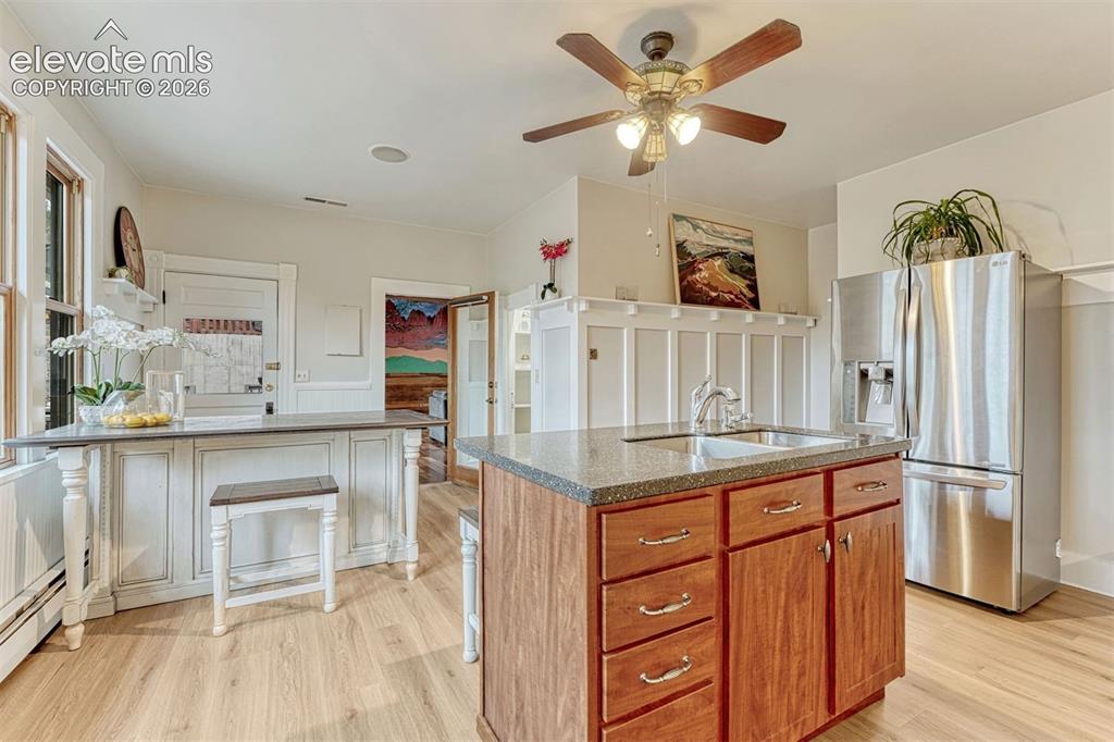 Image 18 of 50: Kitchen