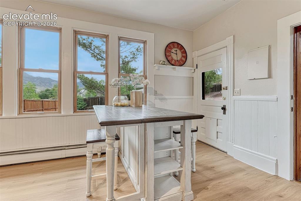 Image 19 of 50: Dining Area