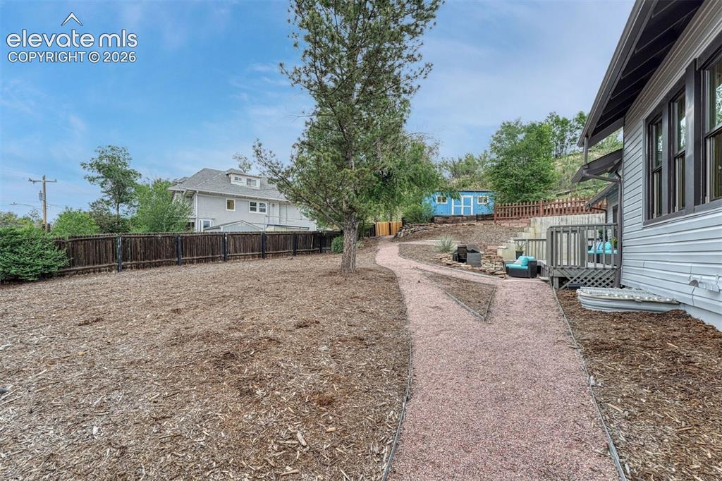Image 8 of 50: Yard