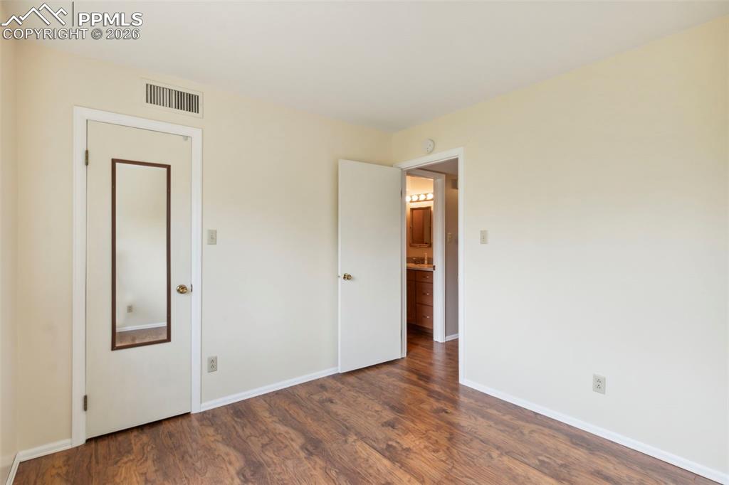 Image 15 of 20: Guest Bedroom