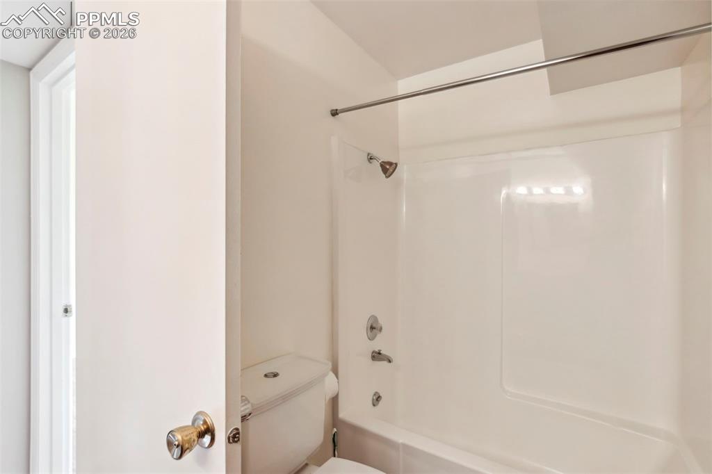 Image 16 of 20: Full Bath in the Guest Bathroom