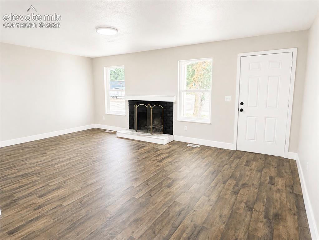 Image 2 of 8: Living Room