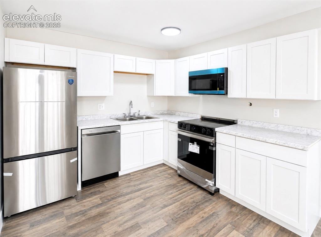 Image 3 of 8: Kitchen