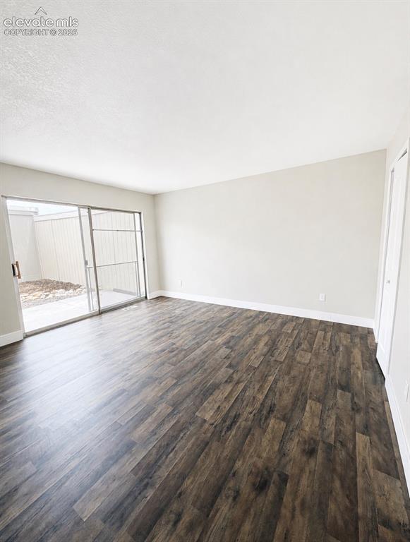 Image 4 of 8: Bedroom