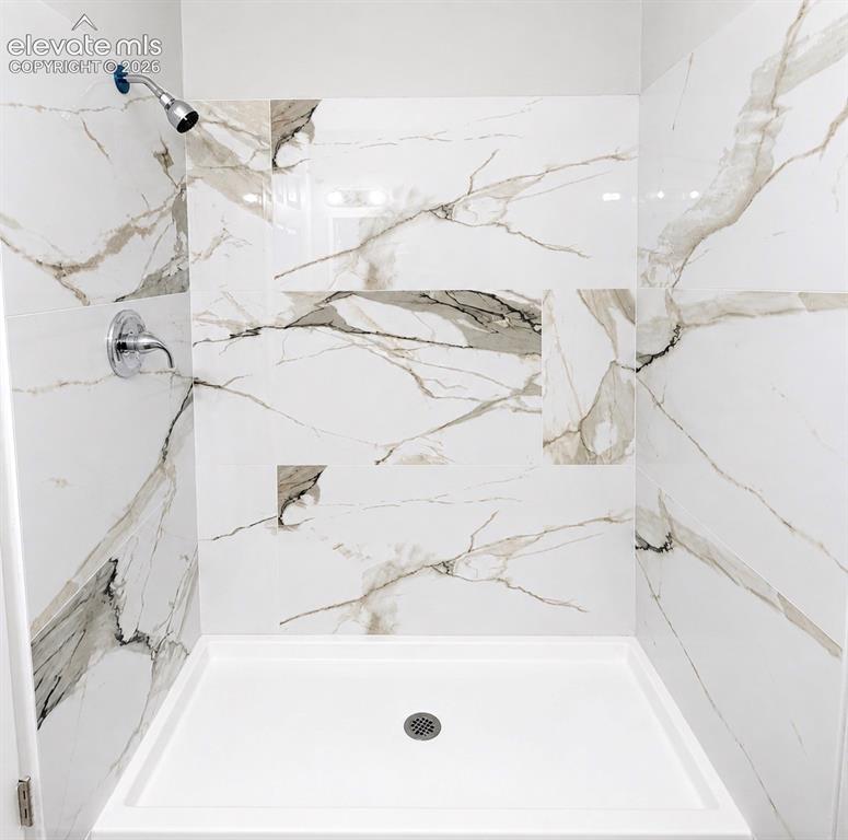 Image 5 of 8: Bathroom