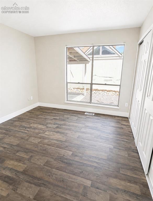 Image 6 of 8: Bedroom