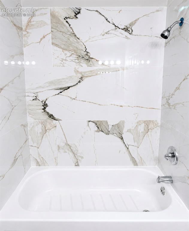 Image 7 of 8: Bathroom