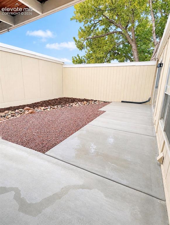 Image 8 of 8: Yard