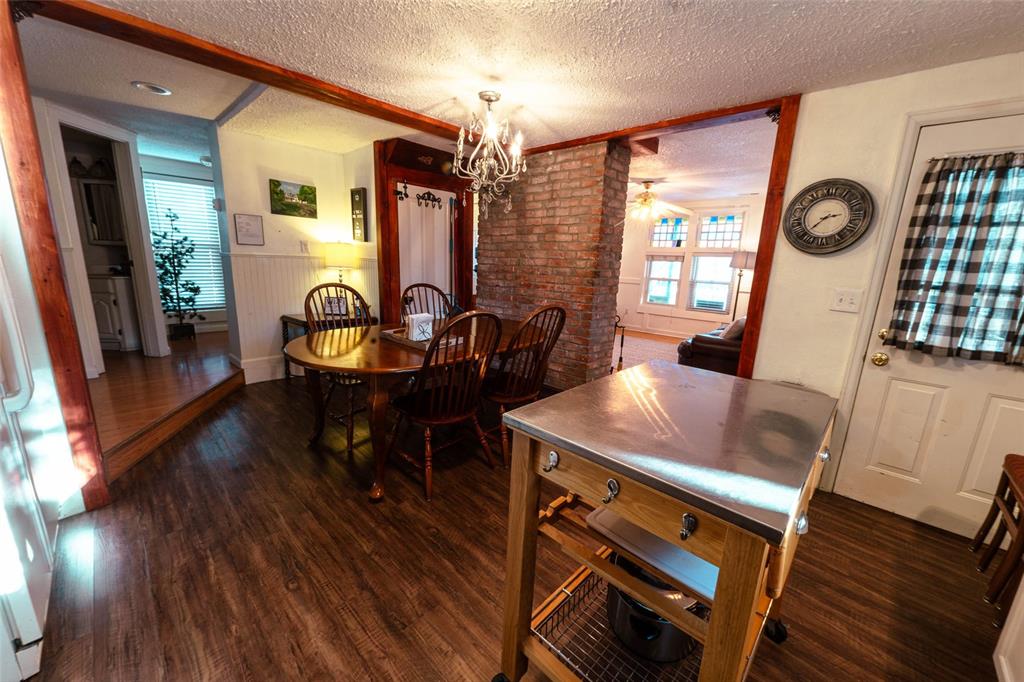 Image 10 of 46: Dining Area