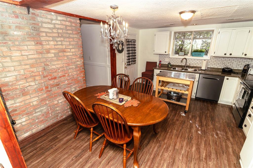 Image 12 of 46: Dining Area