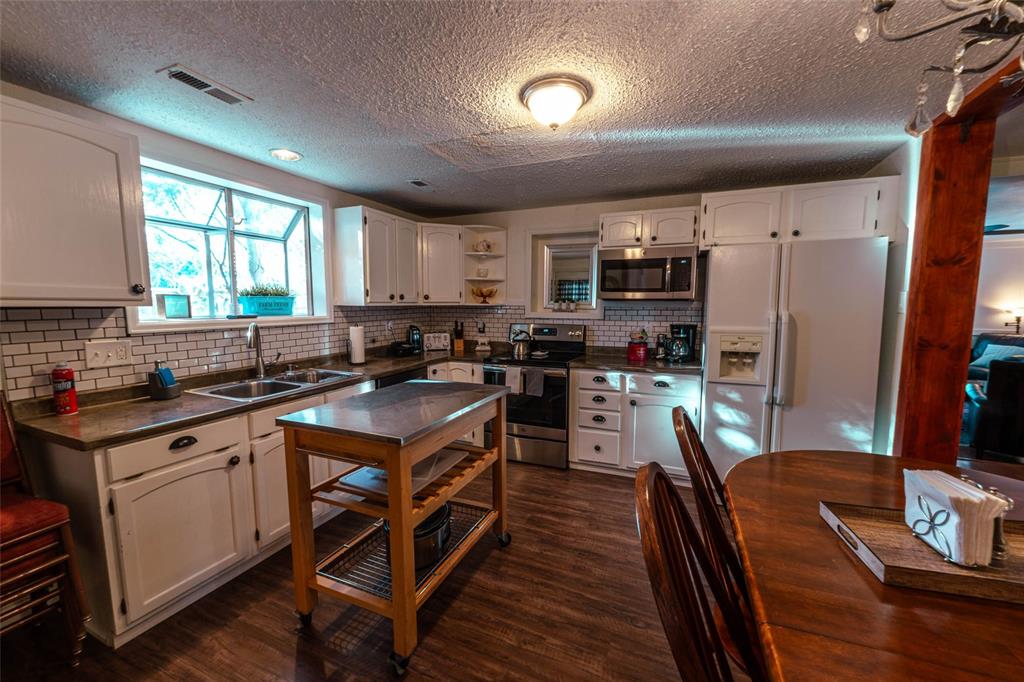 Image 15 of 46: Kitchen