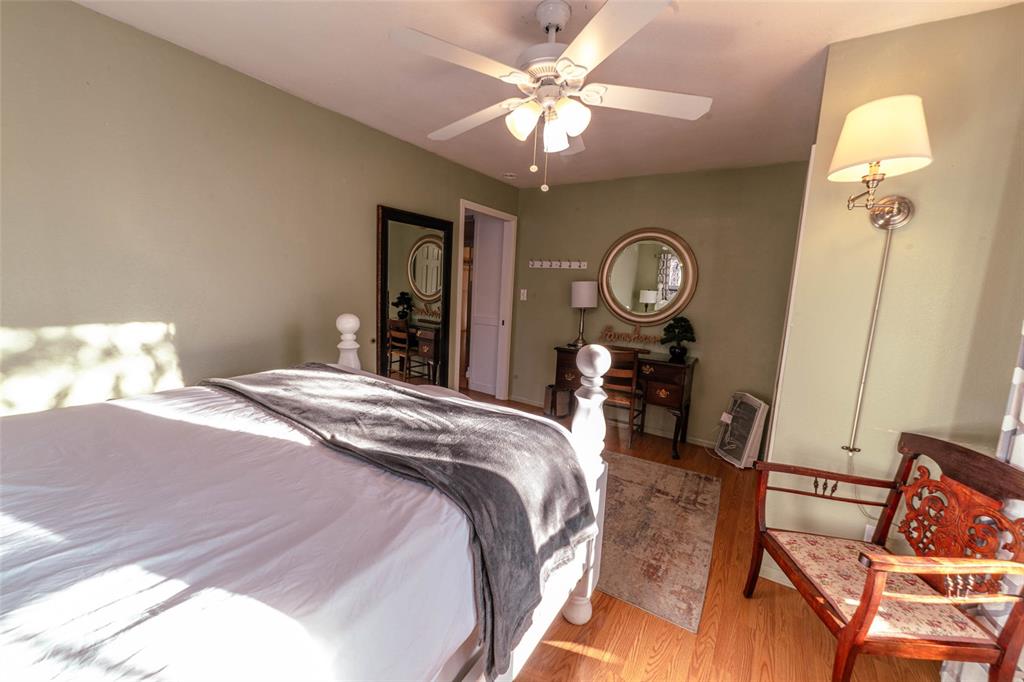 Image 22 of 46: Master bedroom main level