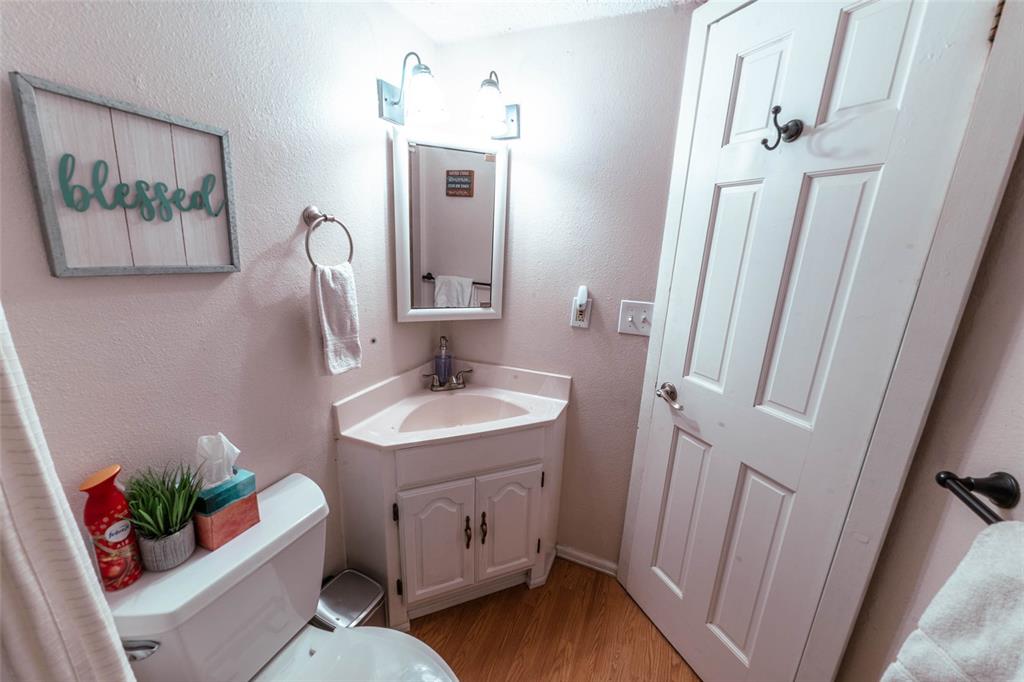 Image 23 of 46: Bathroom