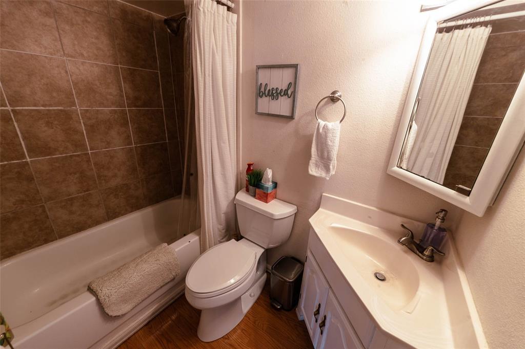 Image 24 of 46: Bathroom